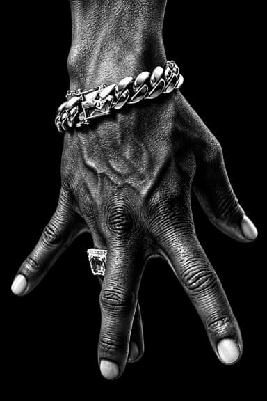 Mano con brazalete